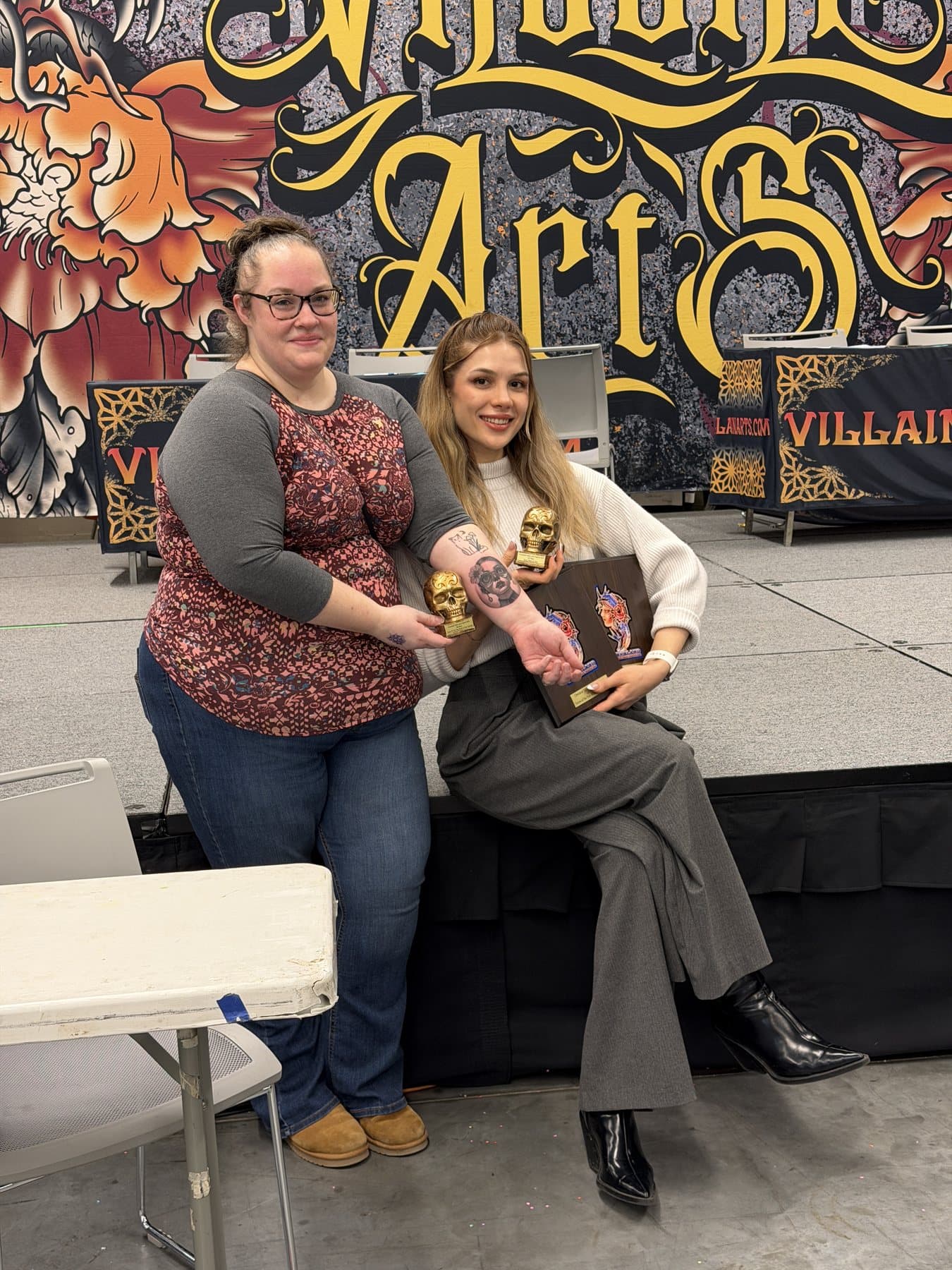 Aleyna Erkoc Atesli ve müşterisi, Cleveland'daki Villain Arts sahnesi önünde ödülleriyle